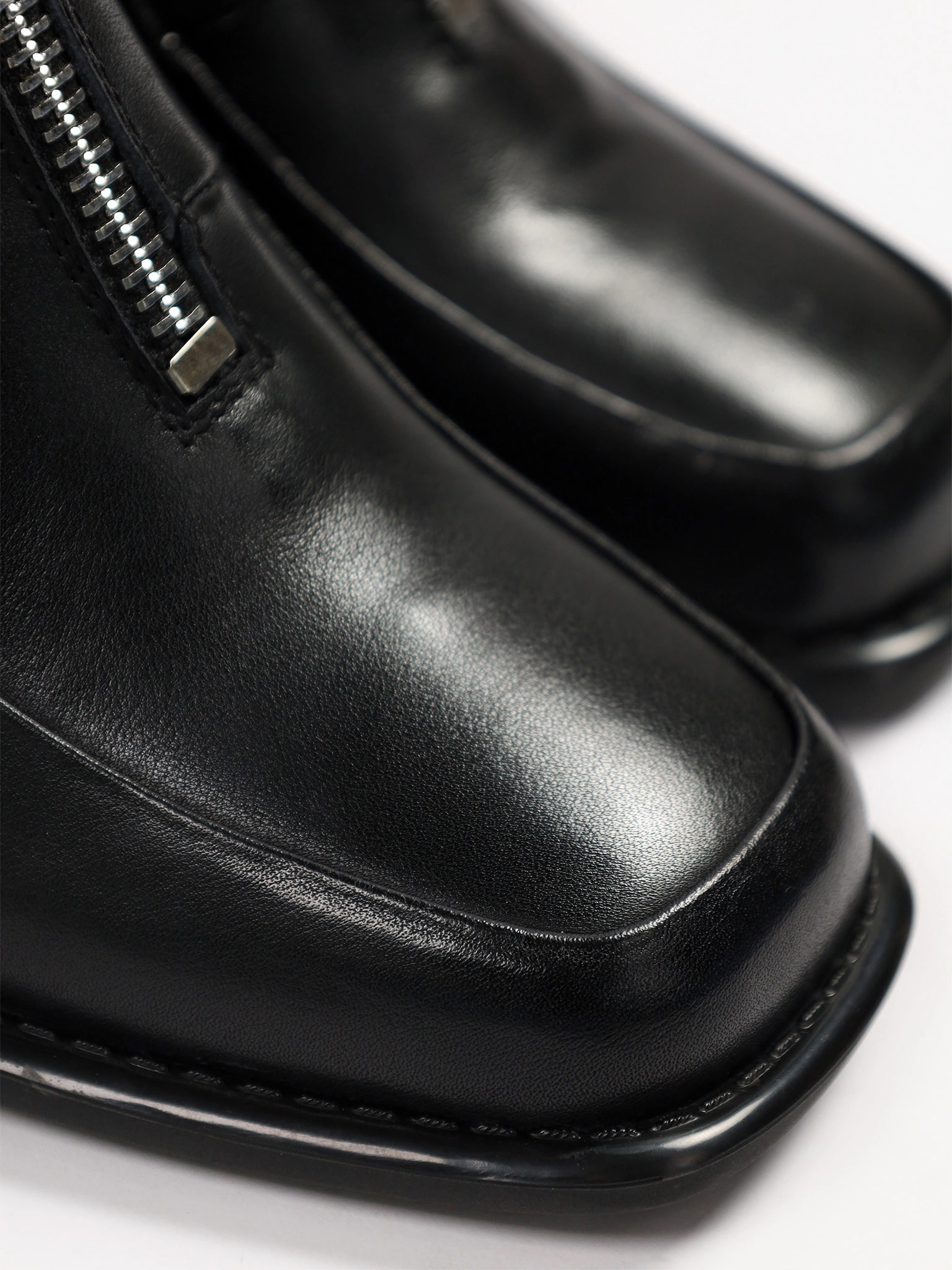 Ботильоны черного цвета с декоративной молнией на высоком каблуке